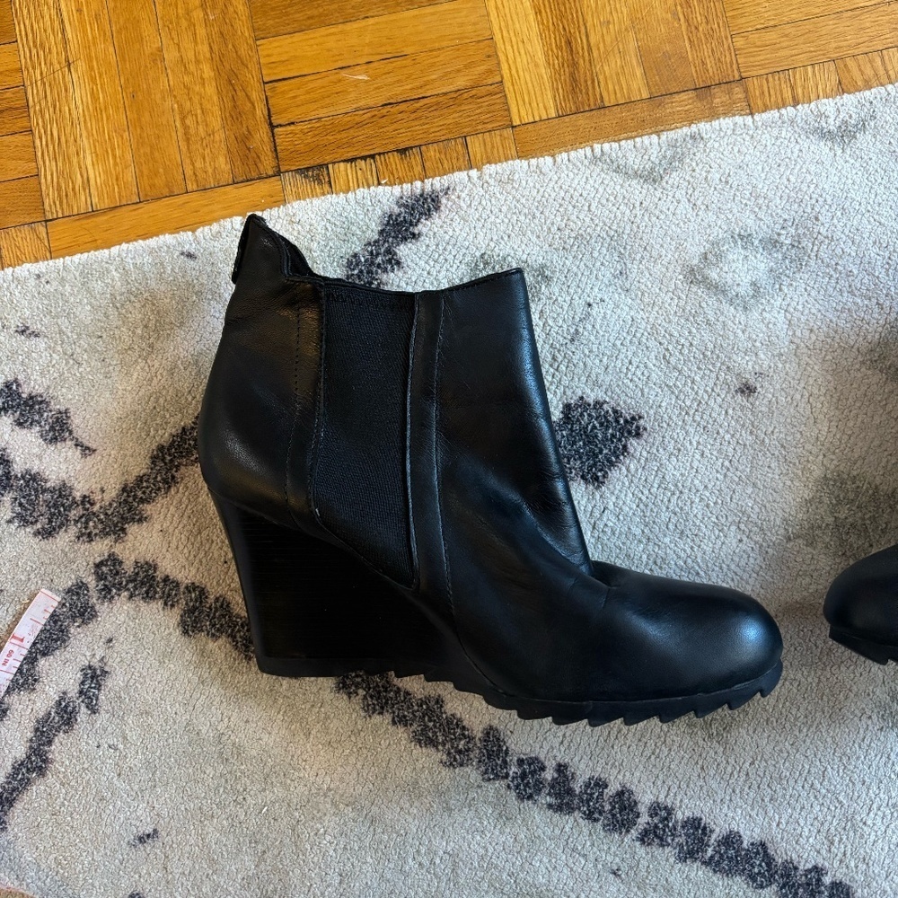 2010s Michel Michael Kors wedged leather heeled bootie perfect condition